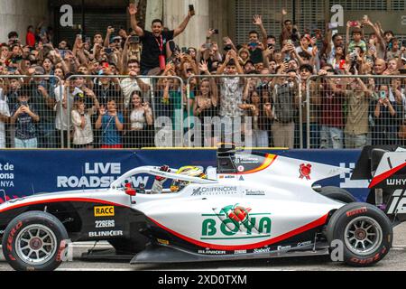 Barcellona, Barcellona, Spagna. 19 giugno 2024. Il pilota di F3 MARIO BOYA, in Formula 1, scende per le strade di Barcellona con la dimostrazione del "Road show". Le auto viaggiano lungo l'emblematico Passeig de GrÃ cia a velocità fino a 100 km/h.. In previsione del Gran Premio di Spagna. (Credit Image: © Pablo Dondero/ZUMA Press Wire) SOLO PER USO EDITORIALE! Non per USO commerciale! Crediti: ZUMA Press, Inc./Alamy Live News Foto Stock