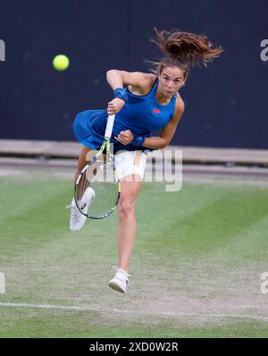 Birmingham, Regno Unito. 19 giugno 2024; Edgbaston Priory Club, Birmingham, Inghilterra: Rothesay Tennis Classic Birmingham, 3° giorno; Lucia Bronzetti (ITA) nella sua partita di singolare femminile contro Anastasia Potapova credito: Action Plus Sports Images/Alamy Live News Foto Stock