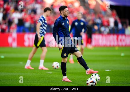 Andrew Robertson, in Scozia, si scalda in vista della partita UEFA Euro 2024 del gruppo A allo stadio di Colonia, in Germania. Data foto: Mercoledì 19 giugno 2024. Foto Stock