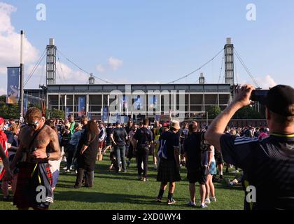 Colonia, Germania. 19 giugno 2024. I tifosi fanno la fila per andare allo stadio prima della partita dei Campionati europei UEFA allo stadio di Colonia. Il credito per immagini dovrebbe essere: David Klein/Sportimage Credit: Sportimage Ltd/Alamy Live News Foto Stock