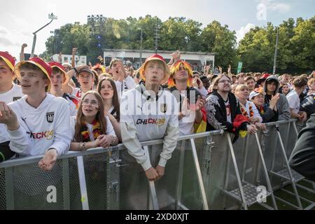 Berlino, Germania 19 giugno 2024, Berlino, Germania: Mentre la Germania affrontava l'Ungheria nell'odierna partita UEFA EURO 2024 del 19 giugno 2024, migliaia di tifosi si sono riuniti nelle iconiche zone dei tifosi all'edificio del Reichstag e alla porta di Brandeburgo per tifare la propria squadra nazionale. La folla vibrante, sventolando bandiere tedesche e cantando all'unisono, ha creato un'atmosfera festosa che esemplificava la passione e il sostegno dei tifosi di calcio tedeschi. Il Campionato europeo UEFA 2024, ufficialmente noto come UEFA EURO 2024, è la diciassettesima edizione del torneo ed è ospitato dalla Germania dal 14 giugno al 14 luglio. Crediti: ZUMA Press, Inc./Ala Foto Stock