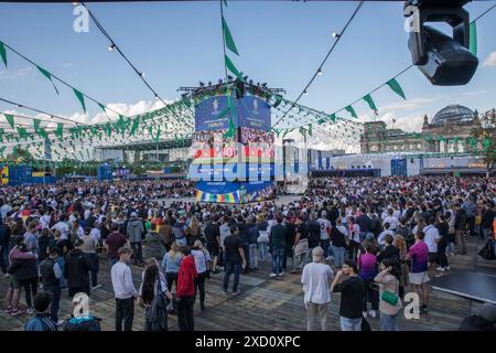 Berlino, Germania 19 giugno 2024, Berlino, Germania: Mentre la Germania affrontava l'Ungheria nell'odierna partita UEFA EURO 2024 del 19 giugno 2024, migliaia di tifosi si sono riuniti nelle iconiche zone dei tifosi all'edificio del Reichstag e alla porta di Brandeburgo per tifare la propria squadra nazionale. La folla vibrante, sventolando bandiere tedesche e cantando all'unisono, ha creato un'atmosfera festosa che esemplificava la passione e il sostegno dei tifosi di calcio tedeschi. Il Campionato europeo UEFA 2024, ufficialmente noto come UEFA EURO 2024, è la diciassettesima edizione del torneo ed è ospitato dalla Germania dal 14 giugno al 14 luglio. Crediti: ZUMA Press, Inc./Ala Foto Stock