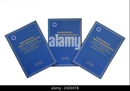 Pechino, Cina. 19 giugno 2024. Questa foto mostra il report "Empower China, Benefit the World -- An Analysis of the Theoretical Contribution and Value Orientation of New Quality Productivity Forces" (edizioni cinese e inglese). La relazione sulle nuove forze produttive di qualità è stata lanciata mercoledì a Bruxelles, in Belgio, dall'Istituto Xinhua, un gruppo di esperti dell'Agenzia di stampa Xinhua. È stato lanciato al China-Europe Think Tank Forum, co-ospitato dalla Xinhua News Agency e dal Centro Europa-Asia. Crediti: Jin Liangkuai/Xinhua/Alamy Live News Foto Stock