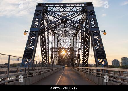 Ottawa, Canada - 4 giugno 2024: Ponte Alexandra da Ottawa, Ontario, a Gatineau, Quebec City, con persone che camminano durante il tramonto Foto Stock