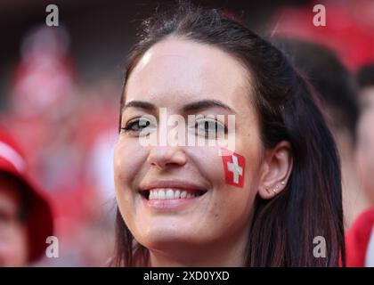 Colonia, Germania. 19 giugno 2024. Tifoso svizzero durante la partita dei Campionati europei UEFA allo stadio di Colonia. Il credito per immagini dovrebbe essere: David Klein/Sportimage Credit: Sportimage Ltd/Alamy Live News Foto Stock