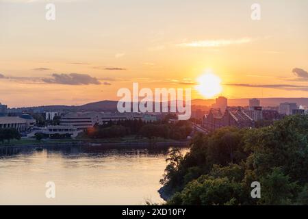 Ottawa, Canada - 4 giugno 2024: Fiume Ottawa e Gatineau città del Quebec in Canada durante il tramonto. Ponte di Alexandra Foto Stock