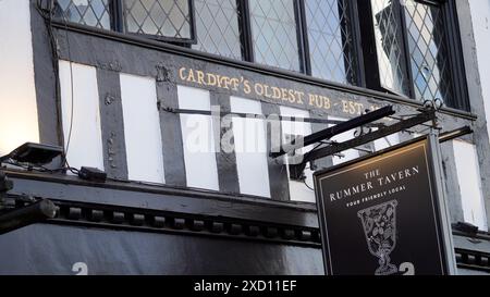 Cardiff Wales, ottobre 29 2023 The Rummer Tavern, Duke Street Cardiff risale all'inizio del XVIII secolo. La facciata e' di design tudor ed e' un popolare pub Foto Stock