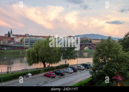 MARIBOR, SLOVENIA - 15 LUGLIO 2015: Vecchio ponte (Stari Most) sul fiume Drava a Maribor, Slovenia, parcheggio a Usnjarska ulica Foto Stock