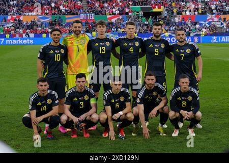 COLONIA, GERMANIA - 19 GIUGNO: Scozia teamphoto su da sinistra a destra: Che Adams di Scozia, Angus Gunn di Scozia, Jack Hendry di Scozia, Scott McTominay di Scozia, Grant Hanley di Scozia, John McGinn di Scozia, prima fila da sinistra a destra: Billy Gilmour di Scozia, Andrew Robertson di Scozia, Kieran Tierney di Scozia, Anthony Ralston di Scozia, Callum Mc Gregor di Scozia durante la partita del gruppo A - UEFA EURO 2024 tra Scozia e Svizzera allo Stadio di Colonia il 19 giugno 2024. (Foto di Joris Verwijst/Agenzia BSR) credito: Agenzia BSR/Alamy Live News Foto Stock