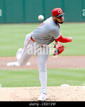 Pittsburgh, Stati Uniti. 19 giugno 2024. Il lanciatore dei Cincinnati Reds Hunter Greene (21) inizia contro i Pittsburgh Pirates al PNC Park mercoledì 19 giugno 2024 a Pittsburgh. Foto di Archie Carpenter/UPI credito: UPI/Alamy Live News Foto Stock