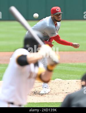 Pittsburgh, Stati Uniti. 19 giugno 2024. Il lanciatore dei Cincinnati Reds Hunter Greene (21) inizia contro i Pittsburgh Pirates al PNC Park lunedì 19 giugno 2024 a Pittsburgh. Foto di Archie Carpenter/UPI credito: UPI/Alamy Live News Foto Stock