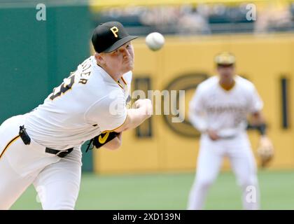 Pittsburgh, Stati Uniti. 19 giugno 2024. Il lanciatore dei Pittsburgh Pirates Mitch Keller (23) inizia contro i Cincinnati Reds al PNC Park lunedì 19 giugno 2024 a Pittsburgh. Foto di Archie Carpenter/UPI credito: UPI/Alamy Live News Foto Stock