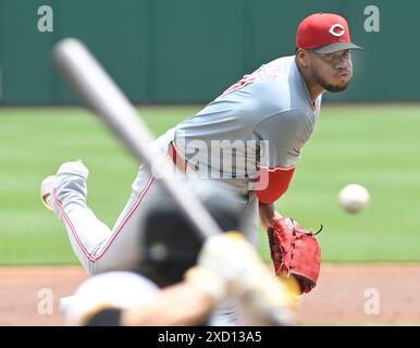 Pittsburgh, Stati Uniti. 19 giugno 2024. Il lanciatore dei Cincinnati Reds Hunter Greene (21) inizia contro i Pittsburgh Pirates al PNC Park mercoledì 19 giugno 2024 a Pittsburgh. Foto di Archie Carpenter/UPI credito: UPI/Alamy Live News Foto Stock