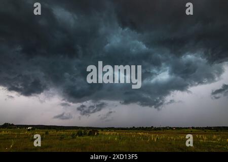 Il raccolto nei campi del Montana. L'enorme nuvola di tempesta copriva il cielo Foto Stock