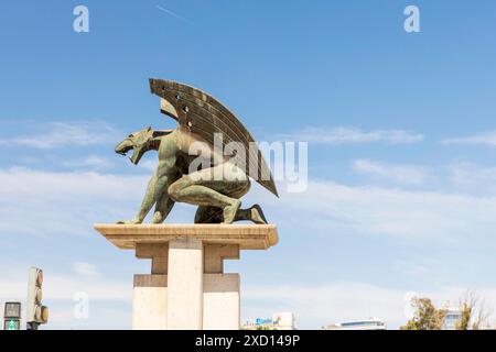 VALENCIA, SPAGNA - 20 aprile 2024: Guardiano Gargoyle sul Pont del Regne (Ponte del Regno) nei Giardini del letto del fiume Turia Foto Stock