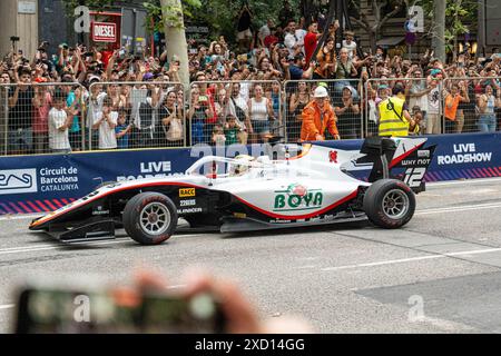 Barcellona, Spagna. 19 giugno 2024. Il pilota di F3 Mario Boya ha visto guidare la Formula 1 scendere per le strade di Barcellona con la dimostrazione del "Road show". Le auto percorrono l'emblematico Passeig de Gràcia a velocità fino a 100 km/h. In previsione del Gran Premio di Spagna. La gente guarda l'auto del team Red Bull mentre la Formula 1 scende per le strade di Barcellona con la dimostrazione del "Road show". Le auto corrono lungo l'iconico Passeig de Gràcia a velocità fino a 100 km/h. In previsione del Gran Premio di Spagna. Credito: SOPA Images Limited/Alamy Live News Foto Stock