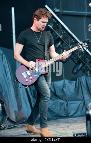 7 maggio 2024 - Wilmington, North Carolina; USA - il chitarrista MIKE KERR della band ROYAL BLOOD si esibisce dal vivo mentre il loro tour del 2024 fa una sosta al Live Oak Bank Pavilion al Riverfront Park di Wilmington. Copyright 2024 Jason Moore. (Immagine di credito: © Jason Moore/ZUMA Press Wire) SOLO PER USO EDITORIALE! Non per USO commerciale! Foto Stock