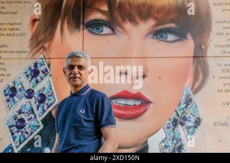 EMBARGO RIGOROSAMENTE FINO A giovedì 20 giugno 6:00. Wembley Park, Londra, Regno Unito. 19 giugno 2024. Il sindaco di Londra Sadiq Khan svela un nuovo murale a Wembley Park mentre la popstar mondiale inizia il suo primo spettacolo londinese. Crediti: Amanda Rose/Alamy Live News crediti: amanda Rose/Alamy Live News Foto Stock