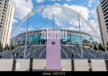 Wembley Stadium Complex, Wembley Park, Londra, Regno Unito. 19 giugno 2024. Insegne al Taylor Swift Megastore appositamente costruito davanti alle icone pop che hanno battuto il record di otto spettacoli "The Eere Tour" allo stadio Wembley di Londra. Crediti: Amanda Rose/Alamy Live News crediti: amanda Rose/Alamy Live News Foto Stock