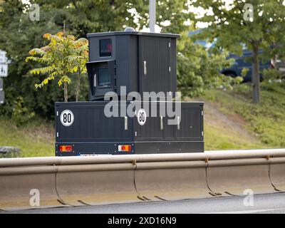 Autovelox su un rimorchio allestito accanto a una grande strada. Tecnologia per misurare la velocità dei conducenti. La casella nera viene nascosta e scatta foto. Foto Stock