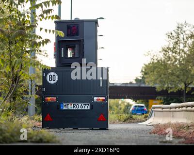 Autovelox mobile su un rimorchio parcheggiato e allestito accanto a una grande strada. L'autorità sta monitorando se i conducenti seguono il limite di velocità. Foto Stock