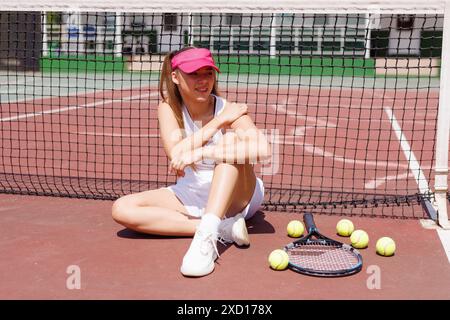 un giovane tennista è rimasto ferito mentre giocava a tennis, grande concetto di tennis, infortuni sportivi Foto Stock