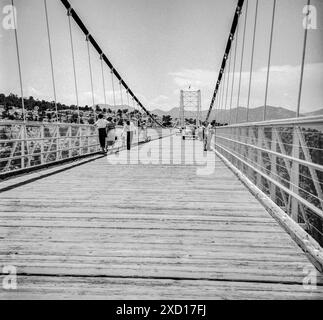 Foto orizzontale in bianco e nero di turisti che guardano dal Royal Gorge Bridge alla fine degli anni '1940 Foto Stock