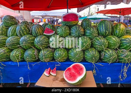 Anguria sulla stalla di un venditore di anguria sul mercato. Foto Stock