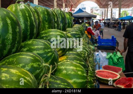 Anguria sulla stalla di un venditore di anguria sul mercato. Foto Stock