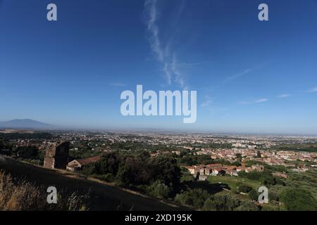 Caserta, Italia - 14 giugno 2024. Panorama della città con vista da Casertavecchia Foto Stock