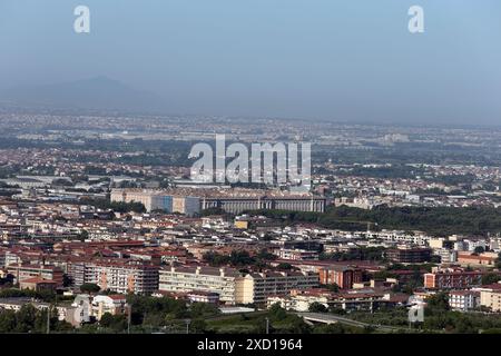 Caserta, Italia - 14 giugno 2024. Panorama della città con vista sulla Reggia di Caserta da Casertavecchia Foto Stock