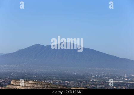 Caserta, Italia - 14 giugno 2024. Panorama del Vesuvio visto da Casertavecchia Foto Stock