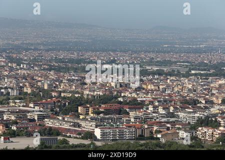 Caserta, Italia - 14 giugno 2024. Panorama della città con vista da Casertavecchia Foto Stock