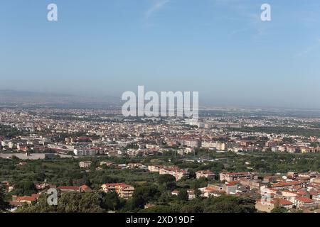 Caserta, Italia - 14 giugno 2024. Panorama della città con vista sulla Reggia da Casertavecchia Foto Stock