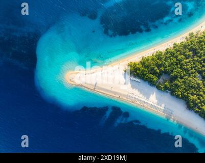 Vista aerea del mare blu, della spiaggia di sabbia bianca, degli alberi verdi Foto Stock