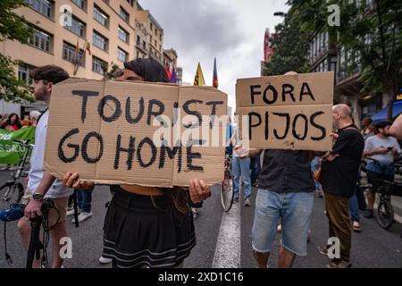 Barcellona, Spagna. 19 giugno 2024. I manifestanti tengono cartelli contro il turismo durante la manifestazione. Migliaia di persone si sono riunite in via Aragón per protestare contro la mostra automobilistica di Formula 1 e il fan Festival nel centro della città, che ha causato ingorghi e inquinamento atmosferico enormi. I manifestanti chiedono che la città non debba essere venduta a grandi marchi commerciali elitari. Credito: SOPA Images Limited/Alamy Live News Foto Stock