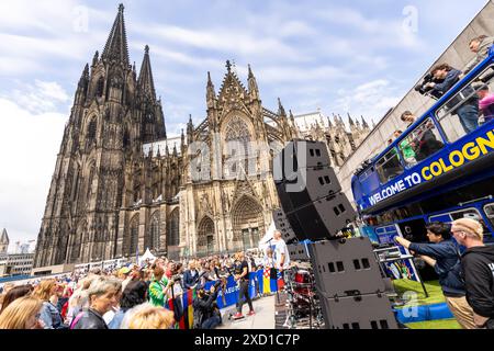 UEFA EURO 2024 - Matchday Schottland - Schweiz in Köln 19.06.2024 Die kölsche Mundart Band Kasalla geben ein Überraschungskonzert vor dem UEFA Bus auf dem Roncalliplatz vor dem Köln Dom Kölner Innenstadt Nordrhein-Westfalen Deutschland *** UEFA EURO 2024 Matchday Scozia Svizzera a Colonia 19 06 2024 la banda dialettale di Colonia Kasalla offre un concerto a sorpresa di fronte all'autobus UEFA a Roncalliplatz, di fronte alla Cattedrale di Colonia centro città di Colonia Renania settentrionale-Vestfalia Germania Copyright: xBonn.digitalx/xMarcxJohnx Foto Stock