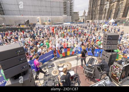 UEFA EURO 2024 - Matchday Schottland - Schweiz in Köln 19.06.2024 Die kölsche Mundart Band Kasalla geben ein Überraschungskonzert vor dem UEFA Bus auf dem Roncalliplatz vor dem Köln Dom Kölner Innenstadt Nordrhein-Westfalen Deutschland *** UEFA EURO 2024 Matchday Scozia Svizzera a Colonia 19 06 2024 la banda dialettale di Colonia Kasalla offre un concerto a sorpresa di fronte all'autobus UEFA a Roncalliplatz, di fronte alla Cattedrale di Colonia centro città di Colonia Renania settentrionale-Vestfalia Germania Copyright: xBonn.digitalx/xMarcxJohnx Foto Stock