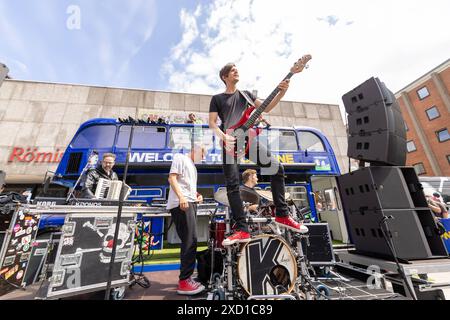 UEFA EURO 2024 - Matchday Schottland - Schweiz in Köln 19.06.2024 Die kölsche Mundart Band Kasalla geben ein Überraschungskonzert vor dem UEFA Bus auf dem Roncalliplatz vor dem Köln Dom Kölner Innenstadt Nordrhein-Westfalen Deutschland *** UEFA EURO 2024 Matchday Scozia Svizzera a Colonia 19 06 2024 la banda dialettale di Colonia Kasalla offre un concerto a sorpresa di fronte all'autobus UEFA a Roncalliplatz, di fronte alla Cattedrale di Colonia centro città di Colonia Renania settentrionale-Vestfalia Germania Copyright: xBonn.digitalx/xMarcxJohnx Foto Stock