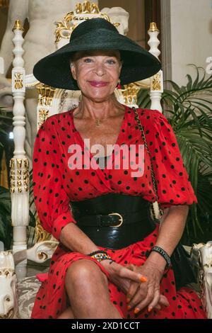 Pompöös Provence , Möbelpräsentation von Harald Glööckler im Adlon, Berlin, 19.06.2024 Barbara Engel bei der Präsentation der Möbel- und Homewear-Kollektion Pompöös Provence von Stardesigner Harald Glööckler im Hotel Adlon, Berlino, 19.06.2024. Die Kollektion Pompöös Provence di Casa Padrino besteht aus Schlafmöbeln, Sitzmöbeln und Teppichen. Berlin-Mitte Hotel Adlon Berlin Deutschland *** Pompöös Provence , presentazione mobili di Harald Glööckler all'Adlon di Berlino, 19 06 2024 Barbara Engel alla presentazione della collezione di mobili e articoli per la casa Pompöös Provence della star designer Hara Foto Stock