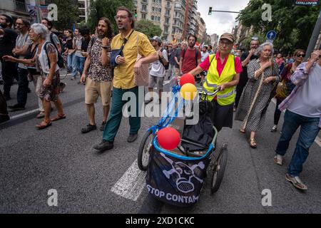 Barcellona, Spagna. 19 giugno 2024. Un manifestante ha visto marciare con la sua bicicletta durante la dimostrazione. Migliaia di persone si sono riunite in via Aragón per protestare contro la mostra automobilistica di Formula 1 e il fan Festival nel centro della città, che ha causato ingorghi e inquinamento atmosferico enormi. I manifestanti chiedono che la città non debba essere venduta a grandi marchi commerciali elitari. (Foto di Paco Freire/SOPA Images/Sipa USA) credito: SIPA USA/Alamy Live News Foto Stock