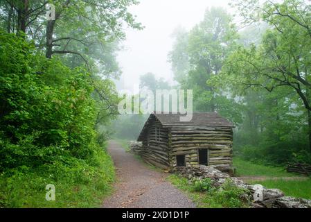 Le case costruite negli anni '1890 lungo la Blue Ridge Parkway si trovano all'Humpback Rocks Visitor Center in Virginia. Foto Stock