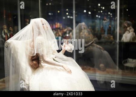 Baku, Azerbaigian - 30 aprile 2024: Mostra bambole nel centro Heydar Aliyev Foto Stock