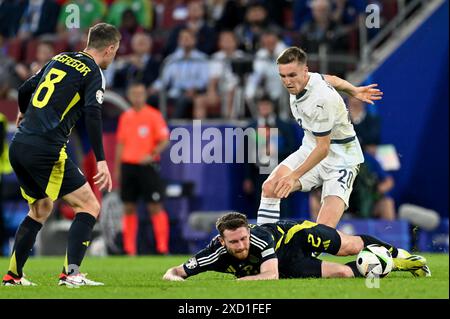 Anthony Ralston (2) della Scozia che combatte per la palla con Michel Aebischer (20) della Svizzera durante una partita di calcio tra le squadre nazionali di Scozia e Svizzera nella seconda giornata del gruppo A nella fase a gironi del torneo UEFA Euro 2024 , mercoledì 19 giugno 2024 a Colonia , Germania . FOTO SPORTPIX | David Catry Foto Stock