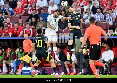 Colonia, Germania. 19 giugno 2024. Ricardo Rodriguez (13) della Svizzera che combatte per il ballo con Anthony Ralston (2) della Scozia durante una partita di calcio tra le squadre nazionali di Scozia e Svizzera nella seconda giornata del gruppo A nella fase a gironi del torneo UEFA Euro 2024, mercoledì 19 giugno 2024 a Colonia, Germania. Crediti: Sportpix/Alamy Live News Foto Stock