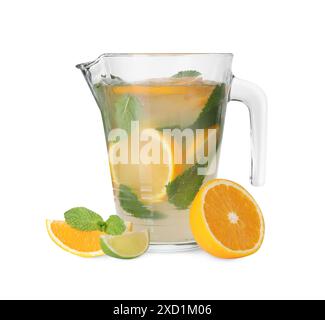 Limonata appena preparata con arance, lime e menta isolata su bianco Foto Stock