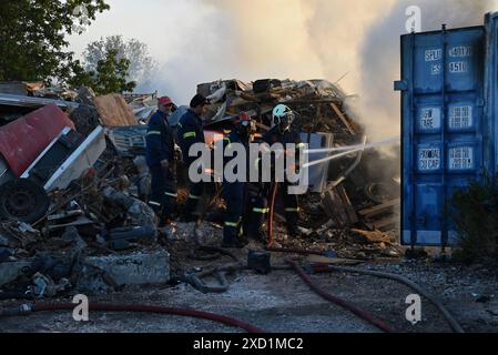 Scoppia un incendio a Koropi, vicino ad Atene, i vigili del fuoco scaricano l'acqua per estinguere l'incendio in un container a Koropi vicino ad Atene. Atene Grecia Copyright: XNicolasxKoutsokostasxNicolasxKoutsokostasx DSC 202406190216 Foto Stock