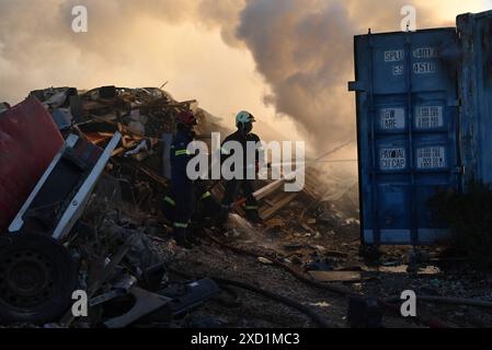 Scoppia un incendio a Koropi, vicino ad Atene, i vigili del fuoco scaricano l'acqua per estinguere l'incendio in un container a Koropi vicino ad Atene. Atene Grecia Copyright: XNicolasxKoutsokostasxNicolasxKoutsokostasx DSC 202406190290 Foto Stock