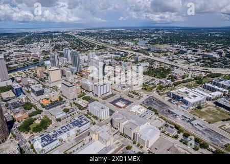 Splendida vista aerea della città di Tampa Bay, dei suoi grattacieli e della città di Ybor, Tampa Bay, Florida Foto Stock