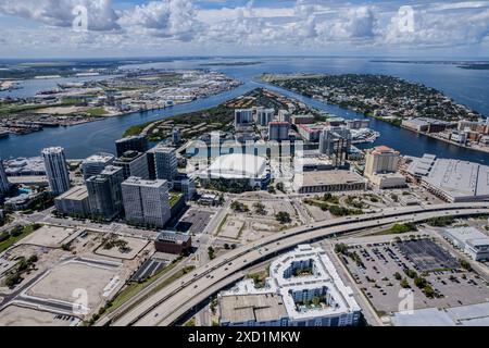 Splendida vista aerea della città di Tampa Bay, dei suoi grattacieli e della città di Ybor, Tampa Bay, Florida Foto Stock